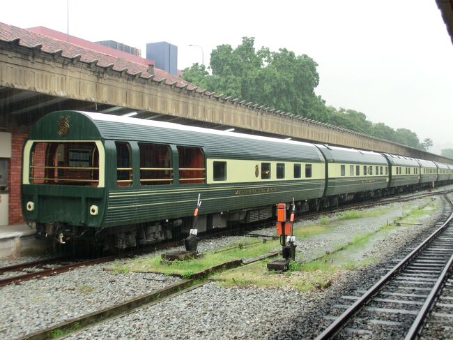 今回の旅は、なにげに見ていた新聞の記事から始まりました。<br />その記事とは鉄道写真家桜井寛氏の記事で、マレー鉄道のシンガポール区間とシンガポール駅が廃止になるという記事です。廃止の噂は聞いていましたが、こんなに早いとは思ってなかったので我ながら情報収集能力のないことにへこんでしまいました。マレーシア領だったシンガポール内の駅や路線がシンガポールに返還され2011年7月1日に廃止される事となったのです。<br /><br />タイ/バンコクのフアランポーン駅からマレーシアのクアラルンプールを経由してシンガポールのシンガポール駅までマレー半島を縦断するタイ・マレー鉄道。マレー鉄道のシンガポール区間が無くなってしまうのは本当に残念な事でした。<br />今回は７月に廃止されるシンガポール区間の乗車。そして、最後にこのシンガポール駅を出発する（E＆0）イースタン＆オリエンタル・エクスプレス・・・<br />--------------------------------------------------------<br />できれば「イースタン＆オリエンタル・エクスプレス」で行くマレーシア・シンガポール鉄道の旅　最後のシンガポール駅編」のような題で旅行記を紹介したかったのですが、時間とお金がないのでシンガポール駅を出発する最後のE＆Oエクスプレスをお見送りする旅です。<br /> <br /> いかにもイースタン＆オリエンタル・エクスプレスに乗ったような思わせぶりな題ですが、E＆Oエクスプレスに乗れなくても最後にシンガポール国内のマレー鉄道を乗車する事ができたので幸せな旅行でした。<br />　　　　　　　　　　　<br />日程　<br />2011年6月3日（金）<br />福岡　7:15分発　　JAL3052　成田　9:00分着<br />成田　11:35分発　（JAL723）クアラルンプール　17:55分着<br /><br />6月4日（土）<br />（予定では<br />クアラルンプール 9:00分発　マレー鉄道　シンガポール16:41分着）<br />実際はクアラルンプール～シンガポールはバスを使用　<br /><br />6月5日（日） <br />シンガポール/タンジョン・パガー駅からマレーシア/ジョホール・バル駅<br />を往復。最初で最後の乗車です。<br />シンガポール 21:55分発  JAL036<br /><br />6月6日（月） 羽田5:50分着<br />羽田 7:30分発　JAL1643　山口宇部　9:10分着　　<br /><br />写真はシンガポール・タンジョン・パガー駅を最後に出発するイースタン＆オリエンタル・エクスプレス　　　　　　　　　　　　　　　　　　　　　　　　　　