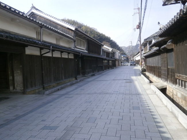 相生で牡蠣を食べた後は 赤穂散策と行きましょう。<br /><br />忠臣蔵で有名な赤穂ですが、塩作りでも江戸時代栄えていました。<br /><br />ただ 遠浅の海だから塩つくりには適していましたが、砂浜では出荷の港が作れません。<br /><br />そこで 千種川を越えたとこにある坂越の港から出荷されていました。<br /><br />港として栄えた坂越の街、今回はメインで回ってみました。<br /><br /><br />メインの写真は 石畳の町坂越のメインストリートです