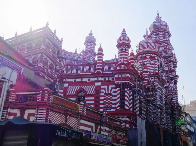 2015年冬、インド洋に浮かぶ小さな島国・スリランカへ。<br />☆4~5日目:コロンボ前編☆<br /><br />『次に海外旅行に行くなら』と考えた時、真っ先に浮かんだのがスリランカ。<br />早々にガイドブックを購入し思案していました。<br />初めての海外一人旅なので、今回は周遊観光付きのプランを利用しましたが、<br />団体ツアーではなく少人数だったため、比較的自由がきき良かったです。<br /><br />豊かな自然と世界遺産、穏やかな象たちとの触れ合いにアーユルヴェーダ、<br />種類豊富なライス&カリーや紅茶…etc<br />『光輝く島』という意味を持つスリランカの、煌めく魅力を堪能してきました。<br /><br />◇散策リスト◇<br />・フォート&ペター地区散策<br />・ダッチホスピタル<br />・スパ・セイロン<br />・ベアフット<br />・ニュー・バナナ・リーフ(夕食)<br />・ジャミ・ウル・アルファー・モスク<br />------------------<br />◇日程◇<br />1日目:成田空港出発→ニゴンボ泊<br />2日目:ダンブッラ石窟寺院→ダンブッラ泊<br />3日目:シーギリヤ・ロック→キャンディ泊<br />4日目:キャンディ→ピンナワラ象の孤児院→コロンボ泊<br />5~6日目:コロンボ→帰国<br />------------------