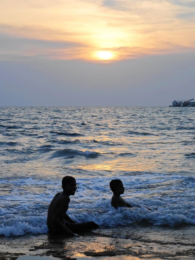2015年冬、インド洋に浮かぶ小さな島国・スリランカへ。<br />☆5~6日目:コロンボ後編→帰国☆<br /><br />『次に海外旅行に行くなら』と考えた時、真っ先に浮かんだのがスリランカ。<br />早々にガイドブックを購入し思案していました。<br />初めての海外一人旅なので、今回は周遊観光付きのプランを利用しましたが、<br />団体ツアーではなく少人数だったため、比較的自由がきき良かったです。<br /><br />豊かな自然と世界遺産、穏やかな象たちとの触れ合いにアーユルヴェーダ、<br />種類豊富なライス&カリーや紅茶…etc<br />『光輝く島』という意味を持つスリランカの、煌めく魅力を堪能してきました。<br /><br />◇散策リスト◇<br />・ゴール・フェイス・グリーン<br />------------------<br />◇日程◇<br />1日目:成田空港出発→ニゴンボ泊<br />2日目:ダンブッラ石窟寺院→ダンブッラ泊<br />3日目:シーギリヤ・ロック→キャンディ泊<br />4日目:キャンディ→ピンナワラ象の孤児院→コロンボ泊<br />5~6日目:コロンボ→帰国<br />------------------