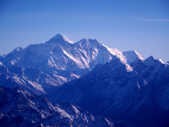 旧正月の休暇を利用しての弾丸ツアー。一週間で世界遺産8カ所巡り。<br />その１はサガルマータ国立公園。名前を聞いても、一瞬、ピンときませんが、これはネパール語のエベレスト。エベレストは英語名でチョモランマはチベット語。何も、一番有名でないネーミングで呼ばなくてもと思いますが、ネパールに経緯を払った結果だと思われますので、この名前を広めるようにしたらいいと思います。<br />一応、季節は調べてあるとは言え、たった3日の滞在で、目的のヒマラヤが見られるのかは、旅行天気運の強さに賭けるしかない。<br />で、結果は見事に旅行天気運を持っているということで、ハッピーハッピー。<br />山の名前は多分そうだろうということで書きましたが、間違えていたら教えてください。