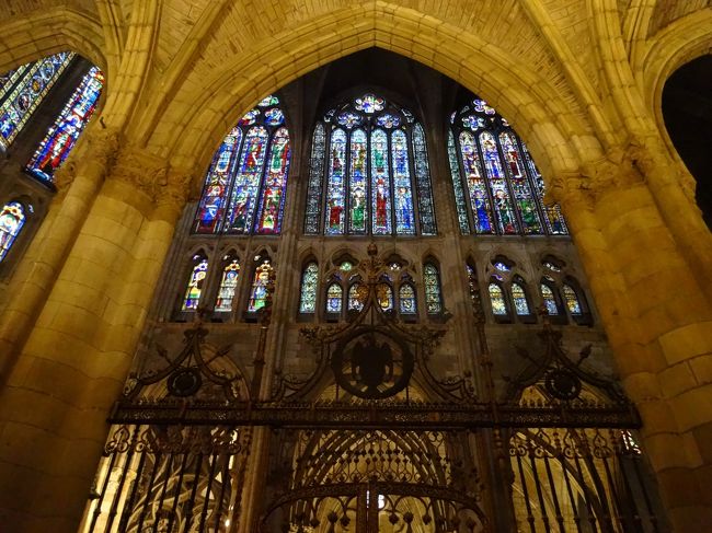 「スペイン」の「レオン」にある「レオン大聖堂」は「ゴシック様式」で建てられた「カトリック教会」です。<br />「世界最大級のステンドグラス」を擁し「フランス」にある「シャルトル大聖堂」に次ぎ「素晴らしいステンドグラス」であると言われています。<br />「サンティアゴ・デ・コンポステーラの巡礼路」の途上に位置しています。