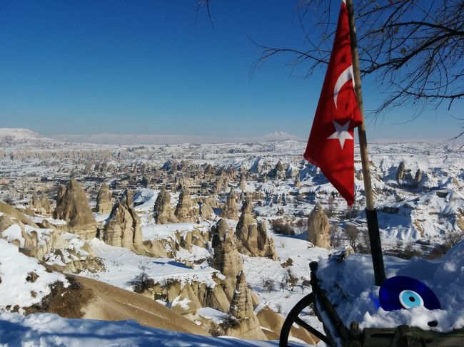 イスタンブールから引き続き、カッパドキアです♪<br />沢山の絶景を観てきました！！<br />トルコ最高(*´ω｀)<br />-------------------------------------------------------------------<br />初トルコです！<br /><br />無事到着したもののロストバゲージ！！<br />早々トラブルにあいましたが、必要最低限で旅行した海外旅行になりました(;´Д｀)結局滞在中にスーツケースは手元に戻らず、帰りにアタチュルク空港にて受け取りましたｗｗ<br /><br />そして雪雪ーー！住んでいるホーチミンからの気温差を考えると…30度以上ｗｗ<br />寒いけど冬を感じられました。<br /><br />そんなトラブルがありながらもトルコを思う存分楽しんで来ました(*&#39;▽&#39;)