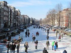 アムステルダムの運河が凍る