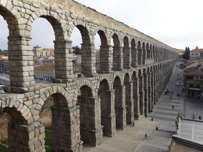 「セゴビア」にある「ローマ水道橋」は「紀元前８０年」に「セゴビア」を制圧した「ローマ帝国」によって造られました。<br />この「ローマ水道橋」は「長さ８１３ｍ」「高さ２８.５ｍ」に及びます。<br />世界で最も「保存状態の良い水道橋」と言われており、現在のものは「カスティーリャ王国」の「女王イサベル１世」により修復されたものです。<br />