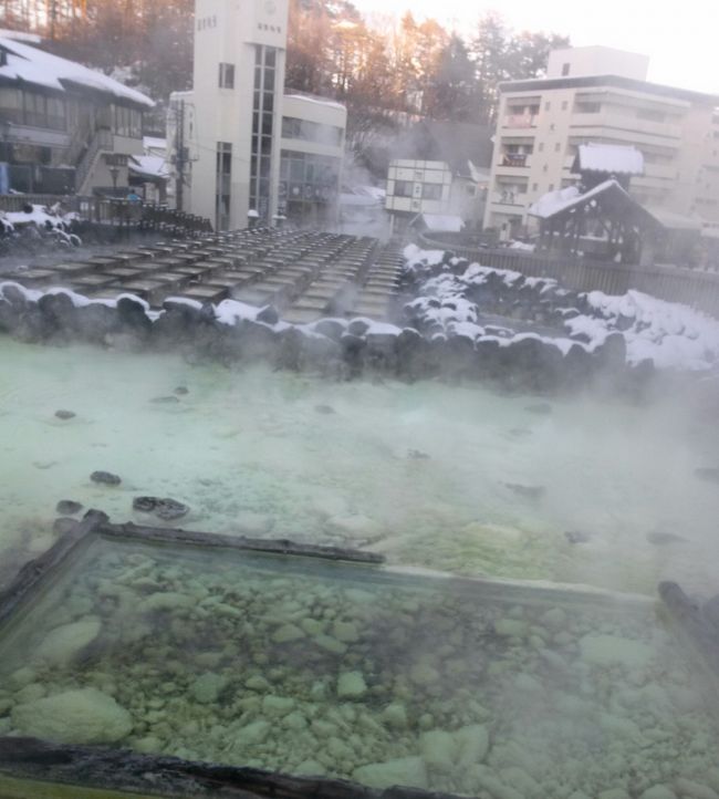 １月の寒い時期に、草津温泉へ行ってきました！<br />寒い時期で温泉で温まりたくて！<br /><br />泊まったのは、草津温泉ホテル櫻井。<br /><br />安曇野から三才山トンネルを越えて、上田から草津へ向かいました。<br />雪が降った後でしたので、所々雪路でしたがなんとか到着！<br /><br />長野に住んでるので寒さにゎ強いはずなんですが、草津も寒かった〜。<br /><br />ホテルは大きい！<br />チェックインして、仲居さんに部屋に案内してもらいました！<br />部屋指定無し予約だったんですが、二人でも部屋がめっちゃ広い！<br />日曜だったから？<br /><br />のびのびできました(*^^*)<br /><br />それから湯畑へ散策へ！<br />これが有名なやつなのね！と私は沸き上がる温泉に感動(笑)<br /><br />雪でツルツルする温泉街を散策して、途中で温泉饅頭をいただきました。<br /><br />ホテルでゎ夕食のバイキングでお腹イッパイ食べるぞー！<br />相方君は蟹をﾊﾞｸﾊﾞｸ食べまくり(笑)<br /><br />温泉も草津らしい刺激の強い温泉で、夜と朝に入ってきました。<br /><br />次の日は、軽井沢のアウトレットに寄ってお買い物して、帰ってきましたょ♪<br /><br />日頃の疲れを癒す温泉旅行でした！<br /><br /><br /><br />