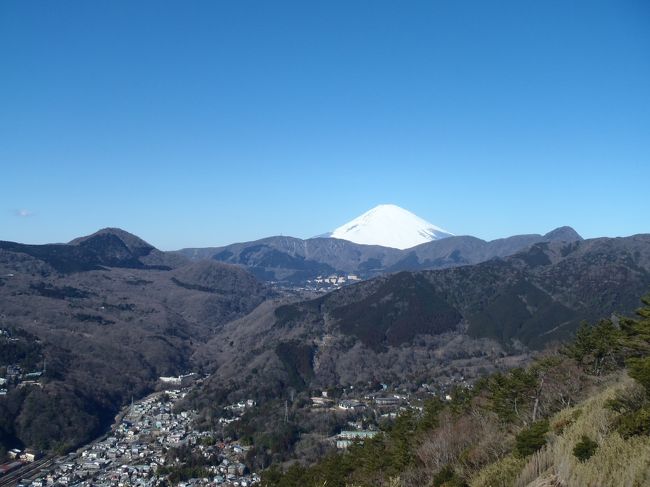 山の会の皆さんと貸切バスで箱根の大文字焼きで有名な明星ヶ岳に登ってきました。<br />宮城野の登山口から登り、箱根湯本駅に下りるコースです。<br />残雪が有って寒いだろうと思って出かけたが、そんなことは無くアイゼンも必要無かったです。<br /><br /><br />2015年登山記録<br />　1.10 石老山<br />　1.18 青梅丘陵<br />　2.09 シダンゴ山<br />　2.14 箱根明星ケ岳