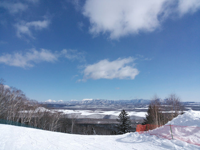 2015/2/27-3/1の日程で、北海道サホロリゾートスキーに行きました。お正月に新聞広告で見つけた、二泊三日飛行機＆朝食リフト券込の宿泊付で三万円という破格値のツアーです。行きは北日本に来た大低気圧で帯広もドカ雪、飛行機も30分ディレイで出発し、最悪のケースは羽田に戻るというアナウンスでしたが、着陸する頃には小雪となり、無事30分遅れで帯広空港に着きました。帰りはもっと悲惨で、雪のため機内で1時間余り待機した最終便は結局欠航となり、帯広で一泊し、翌日便も大幅遅れでなんとか羽田に帰って来るという大変な旅でした。