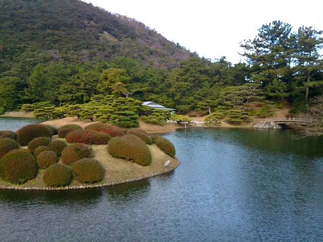 今回で終了です。高松での年越しと元旦の栗林公園のおはなし。<br /><br />旅行先の長野から、さらに京都・岡山経由で香川県へ。<br />友達とふたりで年末年始を過ごして来ました。<br />(長野旅行の続きですー)<br /><br />12/26-28 長野県長野市<br />12/29-30 香川県小豆島 <br />12/30-31 香川県直島<br />12/31-1/1 香川県高松市・琴平町<br /><br />メイン写真は栗林公園からの一枚です。