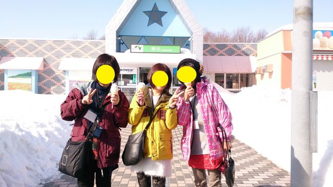 冬の北海道へ来たメインは稚内の１泊ツアーなんです！<br />きーちゃんはこのツアーに去年２度目の参加をし、私と豚のシッポさん、<br />そしてかずちゃんママが去年参加表明をしました。<br /><br />そして１年もの間待ち、やっとその日を迎えたのです。<br /><br />札幌駅に８時半集合！９時出発！<br /><br />このツアーは先週の１４、１５日にも出発しています。<br />何れもバスは２台！ほぼ満席です♪<br /><br />このツアーは宿代だけでバス代、観光は無料です♪<br />だから、例えば私たちは１泊朝食付きで６４８０円でしたが、それのみ！<br />なんとお得なツアーなんでしょう〜♪<br /><br />