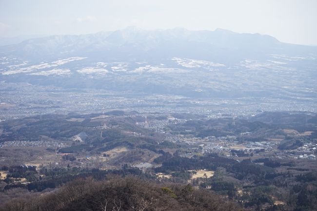 ここ最近温泉巡りをしている。<br />今回は伊香保温泉。とても有名な温泉地である。<br /><br />金曜日は仕事をサクッと終えて上越新幹線Maxたにがわに乗って50分ぐらいで高崎駅へ。<br />高崎駅から在来線に乗り換えて30分ぐらいで渋川駅。そこからバスで30分ぐらいで伊香保温泉です。<br /><br />伊香保温泉は石段街と水沢うどんが有名なのですが、某うどん県のこんぴらの石段とさぬきうどんと被っています。<br /><br />さてさて、この時期の伊香保は寒かった、金曜の夜は風速10メートル以上の風が吹く中、宿の予約のときに旅館の露天風呂も貸し切りにしてしまって、暴風のなか修行僧のように露天風呂に入ったのはいい思い出です。内風呂に入りなおしました。<br /><br />翌日の土曜日は好天でした。<br />で、伊香保ロープウエイに乗って展望台に行こうとしたら2月27日から3月6日までと3月11日は運休です。<br />旅館の人、ロープウエイの営業時間を訊いたときに教えてよ・・・・<br />しかたないので、石段を上って伊香保神社から展望台に歩きました。基本的に上り坂ですので、それなりに疲れますが、見晴らしは良かったです。谷川岳や赤城山も見えて絶景でした。<br />伊香保は坂の町ですね。長崎かいなっていうぐらい坂道でした。<br />午前中は伊香保を巡って11時のバスで渋川駅に行きます。<br />そのあとは高崎駅に戻り上信電鉄で富岡製糸場に行きます、最寄駅（上州富岡駅）までの往復と製糸場見学でおとな1640円はお得だと思います。<br />富岡製糸場はにぎわってました。世界遺産ブランドはすごいですね。<br /><br />写真は赤城山