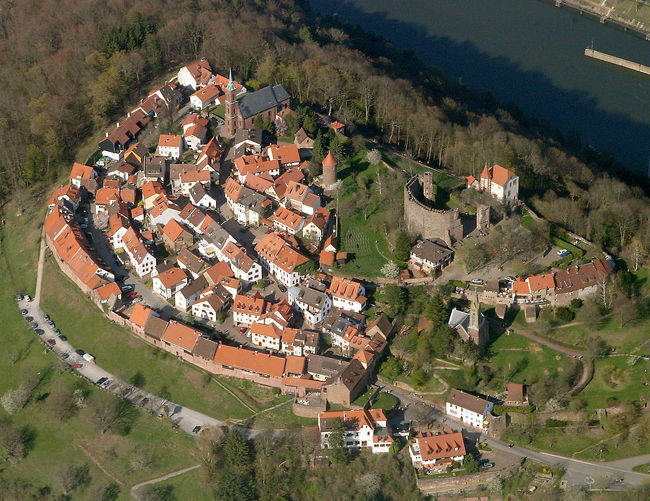Romantische Strasseロマンチック街道、Schwaebische Alb Strasseシュヴェービッシュ・アルプ街道、Burgenstrasse古城街道の旅<br /><br />期間 :2012年05月15日(火)〜05月29日(火)15日間の旅<br /><br />5月27日(日);曇り時々晴れ間、25℃、139km ・Pfingstsonntag聖霊降臨祭<br /><br />先に≪Burg Schadeckシャーデック城(ツバメの巣の異名を持つ城)に残る伝説≫<br />http://4travel.jp/travelogue/10985751<br />について書いた。<br />これはシャーデック城に残った伝説だが、ディルスベルク城にも同じような伝説が残る。<br /> <br /><Neckargemuendネッカーゲミュント><br /><br />森林地帯を流れ出るElsenzエルゼンツ川がNeckarネッカー川に注ぐ河口に位置し、人口14千人の町ネッカーゲミュントには古城街道の古城群の一つに数えられるBurgfeste Dilsbergディルスベルク要塞がある。<br /><br />写真はNeckargemuend・Dilsbergディルスベルクの城址と町の俯瞰<br /><br />