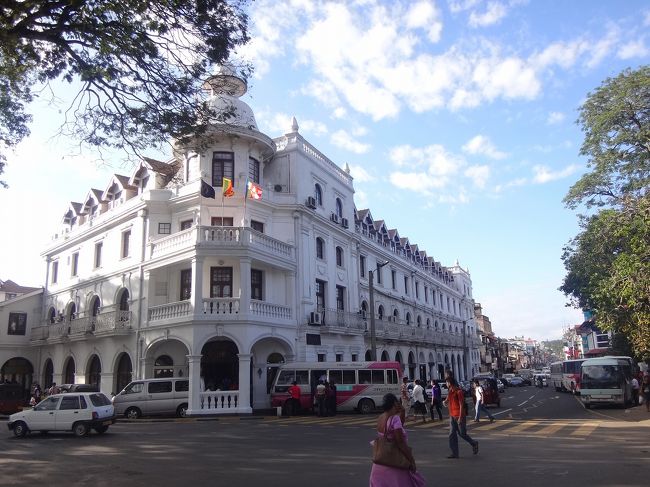 スリランカ中部の都市キャンディ（Kandy）。スリランカ第二の都市であり、最後の王朝が都を開いた町。私が予想していたより賑やかな都会だった。キャンディには仏歯を納めた寺があり、国中から敬虔な仏教徒がお参りにやってくる。観光地であり暮らしの場。