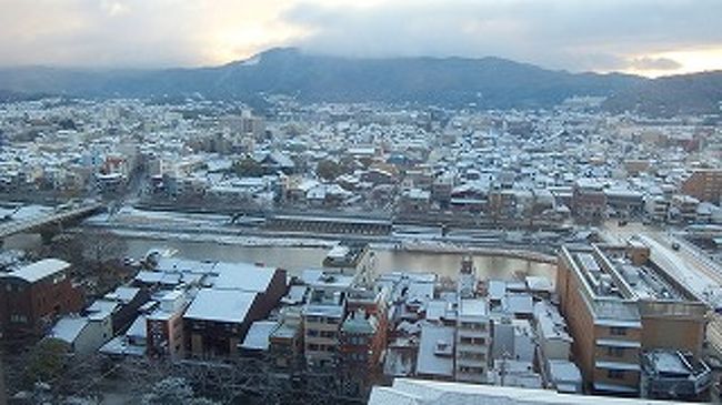雪になりました。京都の雪。ありがたいですね。景色は最高。また来たいですね。これは、ホテルの部屋からの一枚。ガラス越しは普通はとらないんだけど、今日は特別。<br />またホテルオオクラに泊まることができたことに感謝。