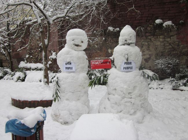 雪！雪！雪！<br />旅行者にとっては残念な天候でしたが、トルコの人達は大人も子供も雪に大興奮！<br />楽しそうに雪合戦（結構本気モード）していたり、雪だるまを作っていたり。<br /><br /><br />そんなイスタンブールで出会った、芸術作品達(*Θ∀Θ)σ<br /><br />トルコ旅行記はこちらです→ http://4travel.jp/travelogue/10986108<br />イタリア・ベネチア編→ http://4travel.jp/travelogue/10986657