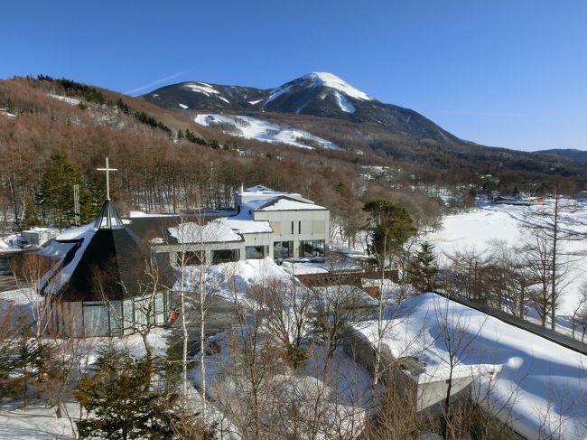 今年の１月にフィリピン・ボラカイ島のビーチで（真夏の？）バカンスを過ごした後、２月に厳冬期の蓼科・女神湖に来てみた。同じ時期なのにこちらは一面の銀世界、氷点下の世界だ。<br />お泊りは私の定宿「ホテルアンビエント蓼科」、キッチン付のコンドミニアムなので、茅野市のスーパーで食材をたっぷり買い込み山に入る。ホテルで完全自炊して経費を節約しつつロングステイ（５連泊）する。そして、日中は冬山の完全装備をし、スノーシューを履いて雪の野山を歩く。童心に帰って誰もいない雪原を雪と戯れながら歩きまわる。<br /><br />写真：客室からの蓼科山の眺め<br /><br />私のホームページに旅行記多数あり。<br />『第二の人生を豊かに』<br />http://www.e-funahashi.jp/<br />（新刊『夢の豪華客船クルーズの旅<br />ー大衆レジャーとなった世界の船旅ー』案内あり）