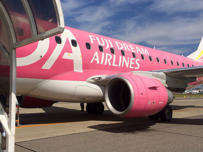 県営名古屋空港から高知空港までは「フジドリームエアラインズ便」を使った。<br />FDA便に乗るのは2度目。<br />名古屋小牧11:10発(座席：3K) =&gt; 高知空港12:10着<br /><br />フジドリームエアラインズは、静岡市に本拠を置く物流関連企業「鈴与」が母体となってできた航空会社。<br />現在のところ、航空機は8機所有しており、すべて塗装色を変えている。<br />近々9機目を導入予定で、「9号機は何色？」というキャンペーンを行っている。