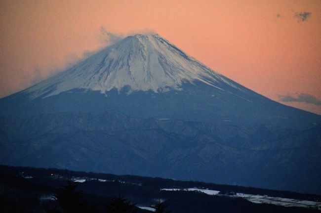 野暮用で６月までは自由な時間が取れず、しばらくは皆さんの旅行記で楽しませていただいたのですが、やはりそれだけではフラストレーションが溜まってしまいました。<br />少しの合間が出来たので、温泉に入るだけでもと八ヶ岳へ行ってきました。<br />ホテルからの富士山と南アルプス、それと八ヶ岳だけですが写真だけ・・・<br />