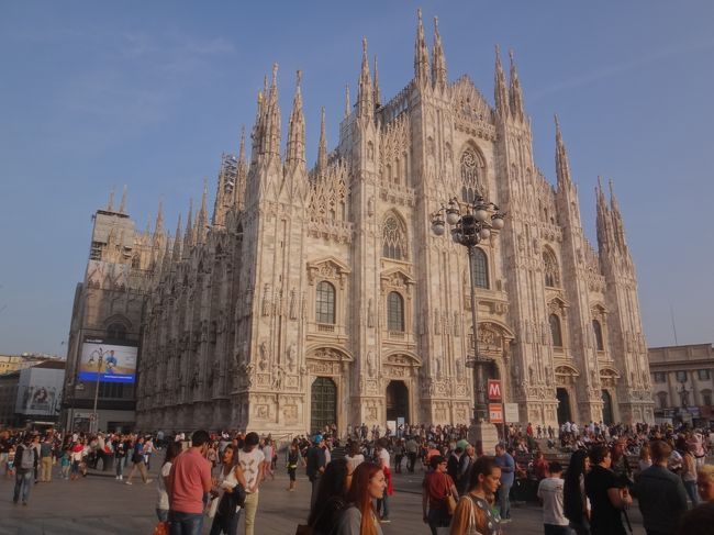 イタリア＆フランス旅行記2日目のミラノ編の続きです。<br /><br />旅行記③では、ミラノのファッション発信地である以下の3つの通りへ行き、<br />　・ モンテナポレオーネ通り（Via Montenapoleone）<br />　・ スピーガ通り（Via della Spiga）<br />　・ サンタンドレア通り（Via Sant&#39;Andrea）<br />ブランドカフェの先駆けとして世界的デザイナーのジョルジオ・アルマーニ氏が<br />プロデュースした【エンポリオ アルマーニ カフェ】でカフェを楽しみました。<br />その後、『スフォルツェスコ城博物館』のレオナルド・ダ・ヴィンチ作の<br />「アッセ（板張）の間」の天井装飾、ミケランジェロの未完の大理石彫刻<br />「ロンダニーニのピエタ」等を鑑賞しました。<br /><br />旅行記④では、世界最大級のゴシック建築『ドゥオモ』（ミラノ大聖堂）、『王宮』、<br />巨大なガラスドームに掲げられた繊細なフレスコ画が美しい<br />アーケード『ヴィットリオ・エマヌエーレ2世のガレリア』内の<br />「グッチ」、「プラダ本店」等でショッピングをした後、ミラノにある<br />オペラの殿堂『スカラ座』等に向かいます。