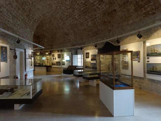「ドブロヴニク」にある「海洋博物館」は「１３４６年」に造られた「聖イヴァン要塞の跡」の「２・３階」に位置しています。<br />「中世」に「海洋国家」だった「ドブロヴニク」を中心に「現代」までの「海運業」が展示されています。　