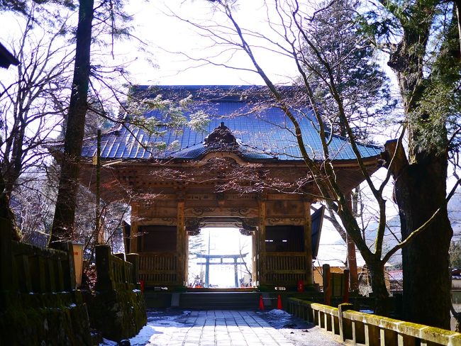 2015.2.21<br /><br />水澤観音の後に向かったのは、榛名湖と榛名神社。<br /><br />一面真っ白な榛名湖でバスの乗り換えをし、ゆっくりのんびり山道を登ります。<br />まずは水澤観音→石段街へ、石段街→榛名湖、榛名湖→榛名神社へバスの乗り換えです！<br /><br />水澤観音→石段街＠360yen<br />石段街→榛名湖 ＠820yen<br />榛名湖→榛名神社＠290yen<br />**************************<br />total 1,470yen/片道大人<br /><br />群馬の旅はバス利用だとちょっとお高くなりますね^^;<br />でも、のんびりローカルバスに揺られるのもいいものです♪<br /><br />群馬はバスの運転手さんが良い方ばかりで、楽しい旅ができました。<br />実は前の週の金沢のバスはハズレだったもので。<br />観光案内してくれた人たちはすごく良い方たちだっただけに残念です。<br /><br />私は今回群馬バスえお利用しました。<br />快適な旅の始まりはじまり〜☆