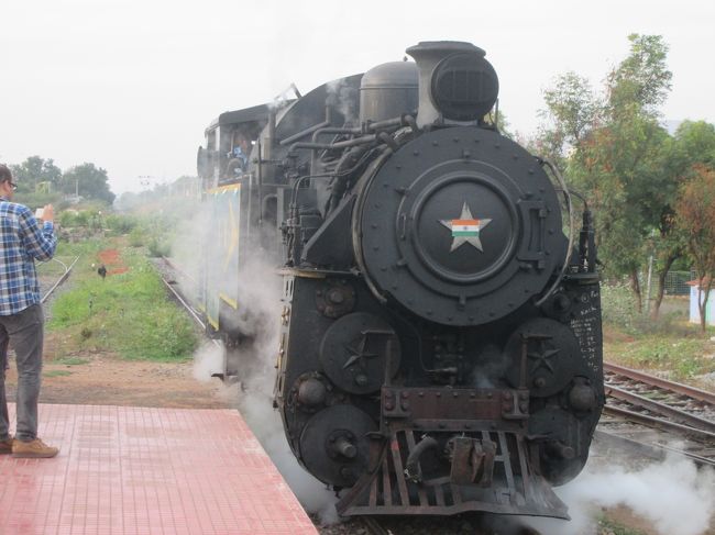 インドの祝日、独立記念日8月15日を絡めて、Nilgiri登山鉄道に乗ってきました。暑いシーズンで、高原にあるOotyで過ごすのは最適ということもあり、切符はなかなか入手できず、西遊旅行社さんに切符の手配を依頼。旅行出発の1週間前に目的の登山鉄道の切符が取れました。（2か月前に切符買おうとしても、キャンセル待ちでした）<br /><br />＜概略日程＞<br />8月14日 Chennai Cenral駅　21:15発　Nilgiri Express（AC付　一等車）<br />　　　　で旅立ち<br />8月15日 Metupalayam　駅に 6:15着　Ooty行きの電車を見送って、<br />　　　　タクシーでドルフィンノーズ経由でOotyへ<br />　　　　到着後、Ooty湖、ボタニックガーデン、市場など観光<br />8月16日 タクシーでドダベッタ山に（山頂、紅茶工場など観光<br />　　　　14:00発のNirgiri 登山鉄道で Metupalaiyam 17:45到着<br />　　　　駅前でタクシーをつかまえてCoimbatre空港へ<br />　　　　21:55　チェンナイ行きIndigo（インドのLCC）で帰還<br /><br />残念ながら、登山鉄道を下るルートでしか切符はとれませんでしたが、それなりに楽しめました。<br /><br />入場料など参考に書きましたが、確か、カメラ代込です。<br />