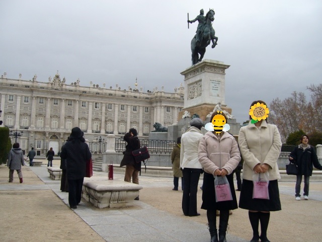 周りで行った事のある人みんなが「よかったよー」と言うので、一度は行ってみたかったスペイン。<br /><br />添乗員付きのツアー、日本旅行の「《ベストBUYヨーロッパ》日本航空で行くリーズナブルスペイン8日間」ツアーに参加しました。<br /><br />【スケジュール】<br />2006/1/5<br /> 日本航空で成田からオランダ「アムステルダム」経由<br /> イベリアスペイン航空でスペイン「バルセロナ」へ<br />20061/6<br /> バルセロナ観光<br /> バレンシアへ<br />2006/1/7<br /> ラ・マンチャ地方へ<br /> カンポ・デ・クリプターナ観光<br /> グラナダへ<br />2006/1/8<br /> グラナダ観光<br /> ミハス観光<br /> ロンダ観光<br /> セビリア「フラメンコショー」観覧<br />2006/1/9<br /> セビリア観光<br /> コルドバ観光<br /> マドリッドへ<br />2006/1/10<br /> マドリッド観光<br /> トレドOPツアー<br />2006/1/11-12<br /> マドリッドフリータイム<br /> イベリアスペイン航空でスペイン「マドリッド」からオランダ「アムステルダム」経由<br /> 日本航空で成田へ帰国<br /><br />【旅費】<br />約130,000円