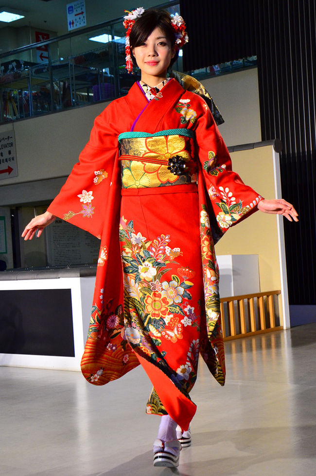 今年も，北野天満宮の梅花祭へ行く途中<br />西陣織会館に立ち寄り<br />着物ショーの一回を観て撮って<br />そして、北野天満宮へタクシー拾えず<br />15分かけて歩く・<br />また、その帰りに再び西陣織会館へ立ち寄る・<br /><br /><br />堀川通と今出川通の交差する南西角に、西陣織会館。<br />外国からのお客さんなどを案内するのに便利な場所です。<br /><br />「西陣織会館」は、西陣織の普及を目的とした複合観光施設。<br />1階のフロアでは華やかな「きものショー」が、<br />2階では着物や帯、ネクタイなど和風のお土産が並び、<br />楽しくショッピングすることもできます。<br /><br />去年.大作「風神雷神図」の大スペクタルを制作中。<br />今年そのニュースがあり、目的の一つですが<br />先日展示会は終わり.今は何処にあるか不明...残念・<br /><br />次に、北野天満宮へ向かいました。<br />　　2015　北野天満宮「梅花祭」<br />　　http://4travel.jp/travelogue/10987047<br /><br />世界に誇る日本の伝統美「西陣織」を識って、<br />体験して、楽しんでもらうための施設<br />西陣織会館<br />京都市上京区堀川通今出川南入<br />TEL(075)451-9231<br />FAX(075)432-6156<br /><br />伝統産業見学施設<br />開館時間　AM9:00 〜 PM5:00<br />入館料　無料<br />会館内容<br />　きものショーの上演、西陣織の製織実演、<br />　西陣織の展示即売、手織体験、舞妓衣裳、<br />　ホビー教室、十二単着付、アートインテリア教室<br />