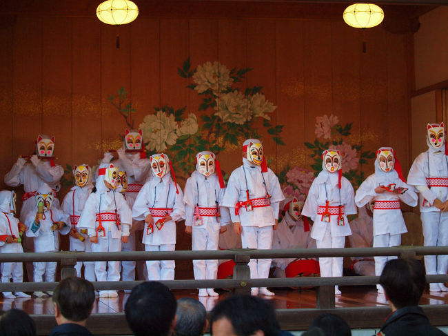 その昔は　関東（近江より北の地域）の　稲荷を司る　王子稲荷の初午　<br /><br />　　今年も賑やかに<br /><br />神楽殿の上では　可愛い　白狐衆の舞、、<br /><br />王子神社　初午<br />http://www.kanko.city.kita.tokyo.jp/guidemap/event-takoiti.html