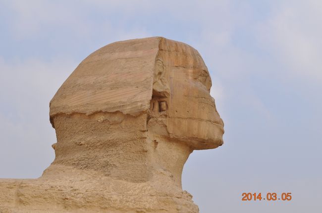 イスラム圏騒動が拡大する中でエジプト シナイ半島での騒動 リビアでエジプト人襲撃 リビア爆撃 カイロでの同時爆弾テロ このような最中 家族 周辺の知人は旅行を止めたらとの声もありました幸いツアー会社も中止することなく行くことができました海外旅行を始めたころよりどうしても行きたいと考えていた エジプト(23ケ国目) 50年来(高校時代~)の友人と二人でエジプト古代遺跡を訪ねるツアー(17名)に参加した 2日目に同行者の1人(女性)と話をしていると なんと なんと 中学校時代の同級生であった エジプトの世界遺産の歴史的建造物 建造物に描かれた彫刻などに感動 懐かしい出会いにも感動 生涯の記念に残る楽しい旅行でした※画像表示の日時 カメラ設定を間違え2014年(正 2015年)としてしまう 大失敗 失敗 ??? ??? メーカーに問い合わせたところ修正不能 ??? ?【行 程】1日目 関空22:40発 QR803便 (約12時間)2日目 ドーハ4:45着 ドーハ7:55発 QR1321便 ルクソール10:25着(約3時間30分) ルクソール東岸観光 カルナック神殿 クルーズ船check in 昼食後 ルクソール神殿3日目 ルクソール西岸観光 王家の谷 メムノンの巨像 カルナック神殿 エスナの門通過 船内にてベリーダンスショー4日目 エドフ(ホルス神殿 ) クルーズ後 コムオンボ神殿 船内にてガラヤベイパーティー5日目 下船後 アスワン観光 ?西サハラ砂漠を走りアブシンベルへ(約3時間) アブシンベル神殿 アブシンベル泊6日目 アブシンベル神殿 日の出 観光 ?アスワンへ アスワン発 14:30 MS412便 カイロ着 15:55 ギザ泊7日目 ギザのピラミッド スフインクス エジプト考古学博物館 カイロ発22:40 QR1302便 ドーハ着22:40(約3時間)8日目 ドーハ発1:30 QR802便 関空着16:55 (約9時間25分) 解散3泊4日のナイル川クルーズでゆっくりと時間とれ同行者の人たち楽しく時間が過ごせた