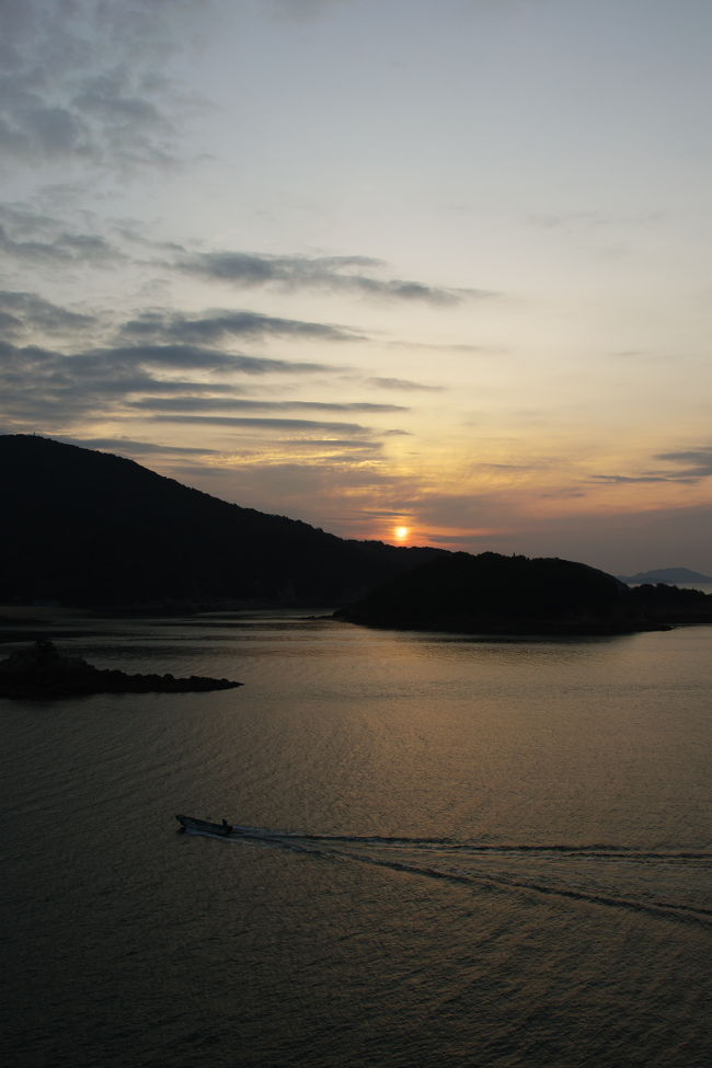 鞆の浦に泊まろうと決めて宿探しをはじめた時に真っ先に候補に挙げたのがこの宿でした。目の前には仙酔島がありロケーション抜群。しかも全室温泉露天風呂付き。タバコは吸えないけどテラスならＯＫだったのも幸いでした。そしていざ泊まってみると、料理のおいしさに感動。お部屋も広く、とても快適な宿泊ができました。<br /><br />「鞆の浦に行くためにこの宿を選んだ」ではなく「遠音近音に泊まりたくて鞆の浦に行った」そう言えるほどステキな宿でした！<br /><br />汀邸　遠音近音<br />http://www.ochikochi.co.jp/index.html<br /><br />利用した宿泊プラン（公式サイト限定）<br />当館最上階（5F）にある唯一のアッパースイートルームを確約いたします。