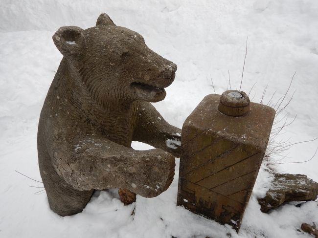 夏に3度行ったことのある余市蒸留所だが、雪景色も見たい、と足を延ばした。<br />数日前に雪の影響で見学ツアー中止がああっただけに当日まで心配していたが、この日は予定通り実施されるらしい。<br />8時前の電車で札幌駅を出発。<br />余市駅で荷物をロッカーに預けて、駅前のバスセンターでバスに乗った。<br />雪道のバスにビビっていたが、そこはプロの運転手さん、慣れたもので安全に余市まで運んでくれました。<br />駅前で下車して、雪の中のニッカ熊にご挨拶。下車したバス停からすぐに行ける所は雪に埋まっていたけれど、熊の後ろの方からは雪かき済の小道があって、間近にみることができた。<br />蒸留所見学の予約は11時、余市到着は10時前。この1時間に何をするかと言えば、遅めの朝食ですよ。<br />柿崎商店に行ったが、さすがにまだ開店前。10分ほど待っていると、お店のお兄さんが暖簾を出して「どうぞ」と。<br />お腹を満たして、いざ蒸留所へ。余市では北海道に来て一番雪道注意!を意識した。<br />4度目なのにツアーか!と思われるかもしれないが、ガイドさんが違い季節も違うと微妙にお話も違っていて楽しめるんですよ。今回は、樽は那須の工場で作っているのだ、という新情報を得られた。<br />見学終了後は、蒸留所の前の道路を渡った所にあるバス停からバスに乗り小樽に向かった。<br />試飲の影響もありバスの中はほぼ睡眠。気が付けばもう小樽。窓の外は何やら雪が激しくなっている様子。<br />まず、駅前の三角市場「たけだ」で昼食を摂った。<br />雪がさらに激しくなって歩くのも大変になってしまったが、何とか「利尻みのや」にたどり着いた。小樽に来るたび「アラジンの魔法」をかっているので、この日も買いたかったのだ。<br />今日の小樽の目的は「雪あかりの路」だが、開始まではまだ時間はあるし雪は強いしで思ったような観光は無理。<br />灯かりが灯るまで、「小樽倉庫?1」でビールを飲んで過ごす予定だが、そこに到着するまでがだいぶ困難を要した。<br />小樽運河ターミナル、出抜小路で一時避難しながら小樽倉庫まで行く。<br />いつもはたっぷり飲むところだけれど、このあと雪道を歩かなくてはならないことを考えて控えめにビールを飲む。<br />窓から運河にあかりを灯し始めた様子が見えて来た午後5時過ぎ、店を出た。駅までの道すがら「雪あかりの路」を楽しむ予定だったが、やはり雪がすごいので楽しむ余裕はなく、ちらりと眺めるくらいで駅まで戻った。<br />雪で電車が遅れては大変、前日に買っていたUシートを一本前の電車に替えてもらい新千歳行き電車にのった。<br />20分ほどの遅れで新千歳到着。荷物を預けて、夕食。空港内の松尾ジンギスカンで、この旅の食事の〆となった。<br />この日、昼の便は飛ばなかったり遅れたりしていたが、最終便を予約していたので定時に出発、無事に羽田着となった。<br />
