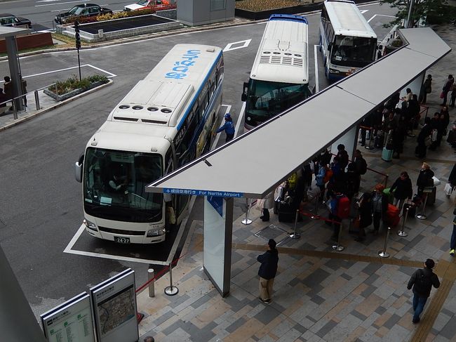 ３月８日、午後３時頃、所用があり東京駅へ行った。　八重洲口の東京駅グランルーフへ上がり、高速バス発着場等の風景を撮影した。<br />東京駅・銀座〜成田空港行きバス料金が１０００円であることが分かった。<br /><br /><br /><br /><br />＊写真は高速バスの発着場付近の風景