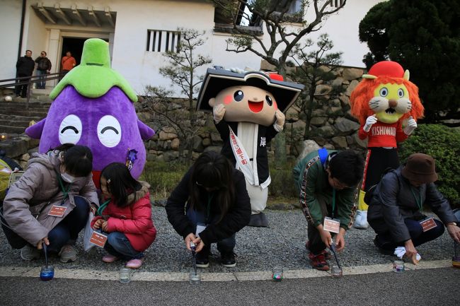 大阪　岸和田城で　食の宴が開催されました<br />岸和田といえば　だんじりが有名ですよね<br />今回の食の宴は10：00〜20：00で開催されました<br />私は夜の　ライトアップのみ足を運びました<br />岸和田城：燈城<br />まちづくりの館：あかりイベント＆ぜんざいのふるまい<br />の旅行記です<br />では　どうぞ