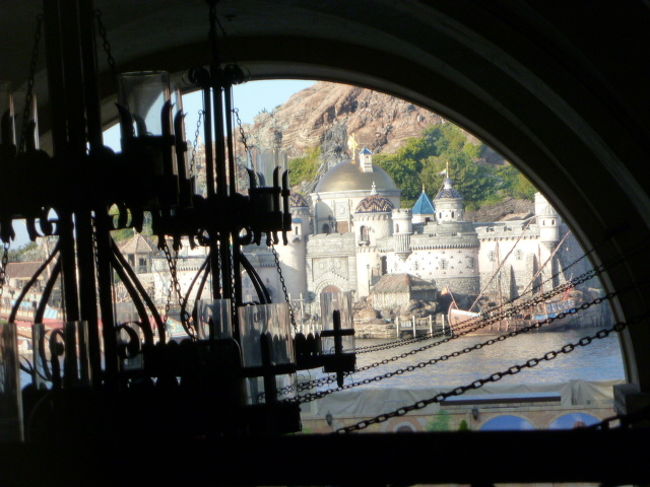 冬の東京ディズニーリゾートへ行って来ました!<br />夢の国の2月は寒かったよー(>_<)<br /><br />前泊はミラコスタで宿泊しました。<br />今回は三人なのでトリプルルームを予約!<br /><br />夕食はホテルのレストランを予約しておきました。<br />レストランのベランダからはシーのショーが観賞できます。<br /><br />ディズニーホテルの特典も活用しよう!<br /><br />・ハッピー15エントリー<br />・リゾートライナーフリー切符<br />・マルチデ―パスポートスペシャル<br />・バゲッジデリバリーサービス<br />・ステーションデリバリサービス<br />・ディズニーホテル間のデリバリーサービス<br />・園内での買い物のホテルへのデリバリーサービス<br />・プリチェックイン<br />・入場制限していても入園できる<br /><br />他にもあるけど便利なサービスが良いですね!