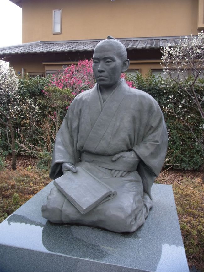 萩の松陰神社は何度も訪問しているが、最近、孫達がここで七五三の参拝をしたということもあり、初めて訪問した。<br /><br />東急世田谷線松陰神社前駅を降り、商店街を歩くと、３，４００ｍくらいのところにある。規模は大きくないが、落ち着いた雰囲気だ。退職後、時間もあるので、歴史書を多読していることもあり、関係者のことなども思い出され、寄進された燈篭なども丁寧に見ていった。<br /><br />高杉晋作や久坂玄随のように早く亡くなった弟子も多いが、それでも、松陰先生が特別な思想家、教育者としての名声を保つのは、あれこれ本を読むにつれ当然だとますます思うようになった。伊藤博文のように、長生きして、明治政府で多大の貢献した人もいるが、早く亡くなっても、共に名声を保っているのは、やはり、松陰先生のお陰なのだろう。私も教師の一人として、また、長州に育ったものの一人として、影響は受けたかったが、とても真似できない厳しさが松陰先生にも弟子達の多くにもあるから、気軽には、持ち出せない話題だ。<br /><br />ただ、ささやかながら、最近、松陰先生の松下村塾が無料だったところだけは真似て、ボランティアで勉強会のようなものを始めた。ここを訪問したのは、そういう意味でも、その継続を誓う場となった。<br /><br /><br /><br />