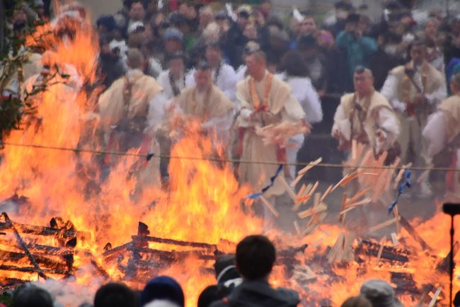 東京・八王子市にある「薬王院」の年中行事の一つ「火渡り祭」に行ってきました。<br /><br />☆火渡り祭とは、高尾山御本尊飯縄大権現の衆生救済の御誓願に基づき、真言密教加持の極致である御護摩（浄火により災厄を祓う火の行）を修行することにより、世界平和、息災延命、災厄消除、交通安全、身上安全等を祈念するもので、これを修行する行者は、心身修練の功を積んだ高尾山の山伏であります。<br />　　　　　　　　　　　　　　　　　　　----「薬王院のﾎｰﾑﾍﾟｰｼﾞ」より<br />午前中は小雨がぱらついていたが、式が始まる昼過ぎには雨も止み、山伏たちの荘厳で迫力のある火の行をm覗いてきました。