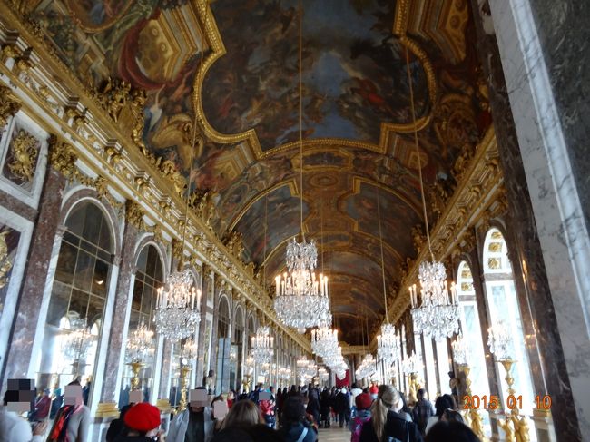 パリ滞在２日目の午前中は、ベルサイユ宮殿を見学。<br />ほとんど並ばず、すんなりとへ中へ入れました。<br />豪華で広大で、さすがの歴史を感じさせました。