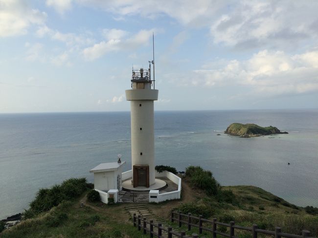 海外発券と国内発券を組み合わせた週末土日の石垣の旅<br />今回は、たまたまトラベラーのクラウザー隊長とスケジュールがあったので現地で合流して石垣と未訪問だった黒島を楽しんできました。<br /><br />※クラウザー隊長の旅行記はこちらです→http://4travel.jp/travelogue/10991409<br /><br />【行程】<br />3/14 東京〜石垣<br />3/15 石垣〜黒島〜石垣〜沖縄〜東京<br /><br />【フライト】<br />14 MAR JL Y HND ISG 0625 0955<br />15 MAR JL Y ISG OKA 1415 1510<br />15 MAR JL F OKA HND 1600 1820<br />（JALへ電話して予約購入したエコノミー航空券「ソウル/東京(HND)/石垣(ISG)/東京/ソウル」の一部）<br />（JALのHPで購入した特便割引3エコノミー航空券「石垣(ISG)/沖縄(OKA)」）<br />（JALのHPで購入したエコノミーセイバー航空券「沖縄(OKA)/東京(HND)/ソウル/東京/沖縄」を使用開始。クーポンでファーストクラスにアップグレード）<br /><br />【宿泊】<br />3/14 石垣　えみっくす　ドミトリー　（楽天トラベルのHPで予約　\1,600）