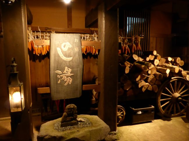 春の息吹を感じる季節になりました。<br /><br />京都の父母のために九州旅行を計画。<br />『お風呂に入って、美味しいもの（特に魚）が食べたい！』という2人の希望で、ちょっとグルメにこだわった旅になりました。<br /><br />2泊3日で足を運んだ先は黒川温泉、阿蘇、博多、唐津、呼子、玄海。<br /><br />くーも旦那が沢山運転してくれたので、色々な場所をまわれて大満足の旅でした。<br /><br /><br />※こちらは全3編の1作目になります。<br />　良ければ、ぜひ他の旅行記もご覧下さい。<br /><br />→(2)黒川温泉2日目と阿蘇編へ<br />http://4travel.jp/travelogue/10990647<br /><br />→(3)玄海灘で秘境グルメに舌鼓へ<br />http://4travel.jp/travelogue/10992648<br /><br /><br />