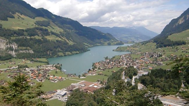 ユングフラウ地方からルンゲルンへ移動した一昨日、そして昨日と雨が続き<br />ルンゲルン湖のきらめく姿はおあずけ状態でしたが、朝起きて祈るように窓から空を見ると、晴れてます！明日帰国なので、泣いても笑っても今日が最後。思い残すことなく楽しみたいです。<br /><br />今日のＡＭは友達と別行動です。友達はロートホルン鉄道に乗りに行き、私はルンゲルン湖畔をサイクリングすることになりました。<br /><br />悲しいことに、この日以降に撮った写真のデータが全て消えてしまったのですが、奇跡的に動画だけは残っていたので動画から拾って来た画像でお届けします。