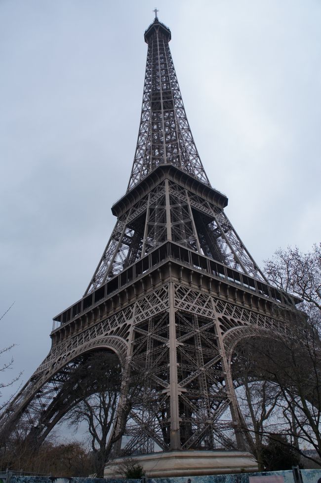 個人旅行で、パリ四泊。エッフェル塔、凱旋門、ルーブル美術館、オルセー美術館、オランジュリー美術館、ノートルダム寺院、アンヴァリッド（軍事博物館）、サント・シャペル、シャンゼリゼ通り、マレ地区、ヴェルサイユ宮殿を訪問しました。５日間パリを歩き回って経験したことをもとにした、それぞれの施設の概要とお薦め度、お土産購入やレストランの紹介、治安情報です。