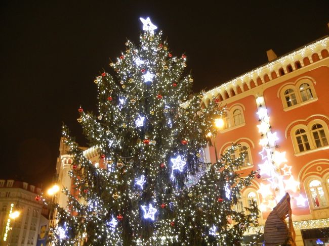 子どものころから１度は行ってみたかったヨーロッパのクリスマスマーケット！！<br />ちょっと前の話ではありますが２０１３年の冬。急に休みが取れることになり、ふらっと１人旅で行っちゃいました！！<br />チェコのプラハ、チェスケー・ブディェヨヴィツェ、チェスキー・クルムロフ…<br />３都市のクリスマスマーケットを巡ってきました。<br />高校時代以来、どうしても行ってみたかった憧れのカレル橋、ヴァーツラフ広場、ウ・フレクー…。<br />そしてトランジットで立ち寄ったフィンランド・ヘルシンキのクリスマスマーケットも！<br />ヨーロッパ欲張り弾丸旅行の始まりです！！<br /><br />〜１日目〜<br />名古屋・中部空港（セントレア）からフィンエアーAY080便にてヘルシンキへ<br />ヘルシンキ・ヴァンター国際空港で乗り継ぎ<br />ヴァンター空港内のカフェでベーグルサンドとフィンランドビール<br />ヘルシンキ発AY717便にてプラハ・ヴァーツラフ・ハヴェル国際空港へ<br />空港からエアポートシャトル（バス）にてプラハ・マサリク駅へ<br />共和国広場のクリスマスマーケットでソーセージ＆ホットワインを