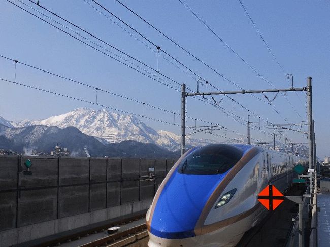 ■はじめに<br /> 2015年3月14日、誰もがご存じのとおり、北陸新幹線の開業日である。しかし正直なところ、私はお祭り事があまり好きではないし、そもそも高速鉄道もそれほど好きではないので(東北新幹線の八戸−新青森間など、開業後4年も乗らずに放置していたくらい)、乗りに行くつもりはなかった。<br /> しかし、部分開業を繰り返して延伸をしてきた東北新幹線や九州新幹線と違って、今回の北陸新幹線は久々の本格的な長距離での開業である。北陸地方は以前の部署での仕事や個人的旅行でで飽きるほど訪問しているが、鐡ネタもちらほらあるため、開業にかこつけて出かけてみることにした。<br /> しかし行くにしても、北陸新幹線の始発列車(1番列車)の切符などは争奪戦となるため、入手はまず不可能である。よって、旅程はあれこれ考えなければならない。<br /><br />@糸魚川駅にて