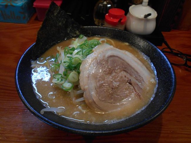弾丸海外の旅とか、マニアックな国内の旅を好む私ですが、たまには「ベタ」(関西芸人がいうところの定番中の定番の意)なB級ご当地グルメ旅を楽しむことがあります。今回は、長野県佐久市の「安養寺ラーメン」をご紹介します。東京への仕事のついでに訪れてみました。★B級グルメシリーズ富士宮焼きそば(静岡)http://4travel.jp/traveler/satorumo/album/10448452/小倉駅ホームのうどん(福岡)http://4travel.jp/traveler/satorumo/album/10474232/かろのうろん(福岡)http://4travel.jp/traveler/satorumo/album/10476120/サラダパン(滋賀)http://4travel.jp/traveler/satorumo/album/10442552/横手焼きそば(秋田)http://4travel.jp/traveler/satorumo/album/10485484/あんかけのたぬきうどん(滋賀)http://4travel.jp/traveler/satorumo/album/10492068/熊谷うどん&雪くま(埼玉)http://4travel.jp/traveler/satorumo/album/10500547/音威子府のそば(北海道)http://4travel.jp/traveler/satorumo/album/10432285/新垣ぜんざい(沖縄)http://4travel.jp/traveler/satorumo/album/10474837/小倉発祥焼きうどん(福岡)http://4travel.jp/traveler/satorumo/album/10504094/一宮モーニング vol.1 (愛知)http://4travel.jp/traveler/satorumo/album/10530716一宮モーニング vol.2 (愛知)http://4travel.jp/traveler/satorumo/album/10546216テラめし(大盛り)の店・美富士食堂(滋賀)http://4travel.jp/traveler/satorumo/album/10519157/湯河原担々焼きそば(神奈川)http://4travel.jp/traveler/satorumo/album/10538103/小田原おでん(神奈川)http://4travel.jp/traveler/satorumo/album/10538101/信濃そば(大阪)http://4travel.jp/traveler/satorumo/album/10544646/門司港焼きカレー(福岡)http://4travel.jp/traveler/satorumo/album/10535618/豊橋カレーうどん(愛知)http://4travel.jp/traveler/satorumo/album/10558793みしまコロッケ(静岡)http://4travel.jp/traveler/satorumo/album/10568015/ のっけ丼(青森)http://4travel.jp/traveler/satorumo/album/10568718/黒石つゆ焼きそば(青森)http://4travel.jp/traveler/satorumo/album/10569411/武蔵野油そば(東京)http://4travel.jp/traveler/satorumo/album/10573567/ヨコスカネイビーバーガー(神奈川)http://4travel.jp/traveler/satorumo/album/10579831 油麩丼(宮城)http://4travel.jp/traveler/satorumo/album/10583526/北上コロッケ(岩手)http://4travel.jp/traveler/satorumo/album/10592832/静岡おでん(静岡)http://4travel.jp/traveler/satorumo/album/10601333/みつだんご(茨城)http://4travel.jp/traveler/satorumo/album/10624602/ 宮崎肉巻きおにぎり(宮崎)http://4travel.jp/traveler/satorumo/album/10627670/白熊&黒豚わっぜえか丼(鹿児島)http://4travel.jp/traveler/satorumo/album/10629604/太平燕(熊本)http://4travel.jp/traveler/satorumo/album/10630181/なみえ焼きそば(福島)http://4travel.jp/traveler/satorumo/album/10648689/クリームボックス(福島)http://4travel.jp/traveler/satorumo/album/10650433/盛岡冷麺(岩手)http://4travel.jp/traveler/satorumo/album/10651898/ゼリーフライ(埼玉)http://4travel.jp/traveler/satorumo/album/10663134/フライ(埼玉)http://4travel.jp/traveler/satorumo/album/10664405しぐれ肉巻きおにぎり(三重)http://4travel.jp/traveler/satorumo/album/10666216/亀山みそ焼きうどん(三重)http://4travel.jp/traveler/satorumo/album/10668037ねぎ焼き(大阪)http://4travel.jp/traveler/satorumo/album/10670172/厚木シロコロホルモン(神奈川)http://4travel.jp/traveler/satorumo/album/10673733/すったて(埼玉)http://4travel.jp/traveler/satorumo/album/10677597ホワイト餃子(東京)http://4travel.jp/traveler/satorumo/album/10681690/スタカレー(埼玉)http://4travel.jp/traveler/satorumo/album/10684899/宇都宮焼きそば(栃木)http://4travel.jp/traveler/satorumo/album/10686350/石巻焼きそば(宮城)http://4travel.jp/traveler/satorumo/album/10689700冷たい肉そば(山形)http://4travel.jp/traveler/satorumo/album/10693739/竹家食堂・ねぎとろ番長(神奈川)http://4travel.jp/traveler/satorumo/album/10695013/もみじや・おまかせ定食(神奈川)http://4travel.jp/traveler/satorumo/album/10574700/ よこすか海軍カレー(神奈川)http://4travel.jp/traveler/satorumo/album/10708994/いせさきもんじゃ(群馬)http://4travel.jp/traveler/satorumo/album/10713712焼きまんじゅう(群馬)http://4travel.jp/traveler/satorumo/album/10713968三崎まぐろラーメン(神奈川)http://4travel.jp/traveler/satorumo/album/10725468札幌スープカレー(北海道)http://4travel.jp/traveler/satorumo/album/10734678太田焼きそば(群馬)http://4travel.jp/traveler/satorumo/album/10736049気仙沼ホルモン(宮城)http://4travel.jp/traveler/satorumo/album/10761924/上野たいやき(東京)http://4travel.jp/traveler/satorumo/album/10765367“とん八”のからし焼き(東京)http://4travel.jp/traveler/satorumo/album/10766409“いわい”のどんどん焼き(山形)http://4travel.jp/traveler/satorumo/album/10768673会津カレー焼きそば(福島)http://4travel.jp/traveler/satorumo/album/10788839会津ソースカツ丼(福島)http://4travel.jp/traveler/satorumo/album/10791216/わさび丼(宮城)http://4travel.jp/traveler/satorumo/album/10792389福島円盤餃子(福島)http://4travel.jp/traveler/satorumo/album/10795427/勝浦タンタンメン(千葉)http://4travel.jp/traveler/satorumo/album/10798601竹岡ラーメン(千葉)http://4travel.jp/traveler/satorumo/album/10799152じゃこカツ(愛媛)http://4travel.jp/traveler/satorumo/album/10808743焼豚玉子飯(愛媛)http://4travel.jp/traveler/satorumo/album/10809227骨付鳥(香川)http://4travel.jp/traveler/satorumo/album/10811092/鍋焼きラーメン(高知)http://4travel.jp/traveler/satorumo/album/10813869八幡浜ちゃんぽん(愛媛)http://4travel.jp/traveler/satorumo/album/10814695/塩原スープ焼きそば(栃木)http://4travel.jp/traveler/satorumo/album/10816197/“松月氷室”の天然かき氷(栃木)http://4travel.jp/traveler/satorumo/album/10818606/宇都宮餃子 “正嗣”(栃木)http://4travel.jp/traveler/satorumo/album/10819651/宇都宮餃子 “宇都宮餃子館1号館”(栃木)http://4travel.jp/travelogue/11064787美唄焼き鳥 “たつみ”(北海道)http://4travel.jp/traveler/satorumo/album/10821604/ガタタン “三平食堂”(北海道)http://4travel.jp/traveler/satorumo/album/10823076/帯広豚丼 “レストランよねくら”(北海道)http://4travel.jp/traveler/satorumo/album/10824621エスカロップ “ニューモンブラン”(北海道)http://4travel.jp/traveler/satorumo/album/10825612/久留米ラーメン“大龍ラーメン”(福岡)http://4travel.jp/traveler/satorumo/album/10826303/シシリアンライス“かささぎ”(佐賀) http://4travel.jp/traveler/satorumo/album/10829042 トルコライス“ひとやすみ”(長崎) http://4travel.jp/traveler/satorumo/album/10830436とり天 “まやかしや”(大分)http://4travel.jp/traveler/satorumo/album/10831409/中津からあげ“からいち”(大分)http://4travel.jp/traveler/satorumo/album/10832469天まど“だるま堂”(福岡)http://4travel.jp/traveler/satorumo/album/10833216瓦そば “たかせ”(山口)http://4travel.jp/traveler/satorumo/album/10834267佐世保バーガー “ビッグマン”(長崎)http://4travel.jp/traveler/satorumo/album/10834950川越太麺焼きそば “風見鶏”(埼玉)http://4travel.jp/travelogue/10861873凍天 “もち処 木の幡”(福島)http://4travel.jp/travelogue/10864534さんまnaたい焼き(宮城)http://4travel.jp/travelogue/10874248イタリアン(新潟)http://4travel.jp/travelogue/10905293南魚沼きりざい丼 “ぶら坊”(新潟)http://4travel.jp/travelogue/10909022サンマーメン “鳳華”(神奈川)http://4travel.jp/travelogue/10910658八王子ラーメン “びんびん”(東京)http://4travel.jp/travelogue/10920623味噌カレー牛乳ラーメン “味の札幌浅利”(青森)http://4travel.jp/travelogue/10924602じゃじゃ麺 “白龍 桜山分店”(岩手) http://4travel.jp/travelogue/10925723いわてまち焼きうどん “ダイニングYAYA”(岩手)http://4travel.jp/travelogue/10926602龍ケ崎まいんコロッケ “チャレンジ工房どらすて”(茨城)http://4travel.jp/travelogue/10928551駒ヶ根ソースかつ丼 “レストランこまがね”(長野)http://4travel.jp/travelogue/10932067ローメン “萬里”(長野)http://4travel.jp/travelogue/10932343串カツ(串揚げ)“新世界串や”(大阪)http://4travel.jp/travelogue/10837874すじこん&そばめし “ハクサン”(兵庫) http://4travel.jp/traveler/satorumo/album/10836808刺身食べ放題 “たいこ茶屋”(東京)http://4travel.jp/travelogue/10937323酒田ワンタンメン “満月”(山形)http://4travel.jp/travelogue/10938646 浜松餃子&遠州焼き “かどや”(静岡)http://4travel.jp/travelogue/10942295玉子とじラーメン “萬珍軒”(愛知)http://4travel.jp/travelogue/10943732つけナポリタン “トラトリア キクチ”(静岡)http://4travel.jp/travelogue/10947583かつ皿 “金時”(静岡)http://4travel.jp/travelogue/10949614いもフライ “ぴのや”(栃木)http://4travel.jp/travelogue/10964406 もんじゃ焼き “麦 本店”(東京)http://4travel.jp/travelogue/10970058冷やしラーメン&とりもつラーメン “新旬屋麺”(山形)http://4travel.jp/travelogue/10974045 吉田うどん “栄屋”(山梨)http://4travel.jp/travelogue/10977851おつけだんご “水琴茶堂 大月店”(山梨)http://4travel.jp/travelogue/10980605 富山ブラック “大喜”(富山)http://4travel.jp/travelogue/10984253八戸せんべい汁 “ユートリープラザ”(青森)http://4travel.jp/travelogue/10985041十和田バラ焼き “バラ焼きショップふじの”(青森)http://4travel.jp/travelogue/10986075 糸魚川ブラック焼きそば “あおい食堂”(新潟)http://4travel.jp/travelogue/10987902ハントンライス “エッグランド”(石川)http://4travel.jp/travelogue/10989118安養寺ラーメン “麺匠 文蔵”(長野)http://4travel.jp/travelogue/10991274まめぶ汁 “山海里”(岩手)http://4travel.jp/travelogue/10992600しぐれ焼き “鉄板焼 ちゃん”(静岡) http://4travel.jp/travelogue/10994559北京飯 “北京本店”(愛知)http://4travel.jp/travelogue/10995270ソースカツ丼 “おそばだ うどんだ 越前 ”(福井)http://4travel.jp/travelogue/10997975蟹飯麺 “安安”(京都)http://4travel.jp/travelogue/10998575 四日市とんてき&津ぎょうざ&名張牛汁“ラーメンちゃん&みえやに”(三重)http://4travel.jp/travelogue/10999490とばーがー “喫茶チェリー”(三重)http://4travel.jp/travelogue/11000923ボルガライス “Blue”(福井)http://4travel.jp/travelogue/11002383金沢カレー “ゴーゴーカレー金沢駅総本山”(石川)http://4travel.jp/travelogue/11002899 とん汁ラーメン “松茶屋”(新潟)http://4travel.jp/travelogue/11003004えびめし&たまの温玉めし&デミカツ丼“lunch&beerSUN”&“ジャカッセ”&“味司野村”(岡山)http://4travel.jp/travelogue/11004255 卵かけご飯&ひるぜん焼きそば“食堂かめっち。&悠悠”(岡山) http://4travel.jp/travelogue/11005227津山ホルモンうどん“道の駅「久米の里」食遊館”(岡山)http://4travel.jp/travelogue/11005702タコライス&すきやき “赤とんぼ&みかど”(沖縄)http://4travel.jp/travelogue/11011299ばくだん&ちんびん&ぜんざい “西南門小かまぼこ屋&松原屋製菓&ぽえむ”(沖縄)http://4travel.jp/travelogue/11015936肉吸い “千とせ”(大阪)http://4travel.jp/travelogue/11016561笠間いなり寿司 “いなり工房ISAGO”(茨城)http://4travel.jp/travelogue/11027109 たまごふわふわ “遠州和の湯”(静岡)http://4travel.jp/travelogue/11027926豊川いなり寿司&おきつねバーガー “おきつね本舗”(愛知)http://4travel.jp/travelogue/11029161とくしまバーガー&フィッシュカツ “ホテルクレメント徳島”(徳島)http://4travel.jp/travelogue/11046138伏見稲荷寿司 “祢ざめ家”(京都)http://4travel.jp/travelogue/11046712チキン南蛮 “千穂の家”(宮崎)http://4travel.jp/travelogue/11050187室蘭カレーラーメン&オホーツク北見塩やきそば “さっぽろや&秀”(北海道) http://4travel.jp/travelogue/11071986本荘ハムフライ “滝川精肉店”(秋田)http://4travel.jp/travelogue/11073927ソースカツ丼 “しおん”(群馬)http://4travel.jp/travelogue/11074881こうのす川幅うどん “長木屋”(埼玉) http://4travel.jp/travelogue/11081045各務原キムチ&奥美濃カレー “珍々亭&カフェレスト”(岐阜)http://4travel.jp/travelogue/11081653近江ちゃんぽん “ちゃんぽん亭総本家 彦根駅前本店”(滋賀)http://4travel.jp/travelogue/11082517 合盛り “阿Q 西那須野店”(栃木)http://4travel.jp/travelogue/11093935 富良野オムカレー&なよろ煮込みジンギスカン&ホッキカレー “笑楽亭&食べマルシェ&茶湖”(北海道) http://4travel.jp/travelogue/11094579高さ25cmのソフトクリーム“マルカンデパート大食堂”(岩手)http://4travel.jp/travelogue/11095301もつ煮定食&ソースカツ丼 “永井食堂&しおん”(群馬)http://4travel.jp/travelogue/11097723煮ぼうとう&肉汁うどん “そば蔵&卯どん亭”(埼玉) http://4travel.jp/travelogue/11098293味噌カツ&名古屋コーチン手羽先&どて煮&あんかけスパゲティ“キッチンなごや&マ・メゾン&名代きしめん 住よし” (愛知)http://4travel.jp/travelogue/11099439 鶏ちゃん&漬物ステーキ “赤い鳥”(岐阜)http://4travel.jp/travelogue/11101273醤油カツ丼 “おそばだ うどんだ 越前 ”(福井)http://4travel.jp/travelogue/11103407秋田しょっつる焼きそば “食堂みなとや”(秋田)http://4travel.jp/travelogue/11109824いちのせきハラミ焼き(岩手)&小樽あんかけ焼きそば(北海道)&対馬とんちゃん(長崎)&山形芋煮カレーうどん(山形)&出雲ぜんざい(島根) “B-1グランプリ食堂”(東京)http://4travel.jp/travelogue/11113829ゲソ丼 “花ちゃん”(北海道)http://4travel.jp/travelogue/11121645にくてん “木曽路”(兵庫) http://4travel.jp/travelogue/11123121赤天(島根)http://4travel.jp/travelogue/11124772広島風お好み焼き&ウニホーレン “おお井&魚哲”(広島)http://4travel.jp/travelogue/11125420カキオコ “レストラン夕立” (岡山)http://4travel.jp/travelogue/11126296串木野まぐろラーメン “ゆのまえ食堂”(鹿児島)http://4travel.jp/travelogue/11130572博多ラーメン&ごぼう天うどん&明太ご飯 “膳&ウエストうどん”http://4travel.jp/travelogue/11131380高麗鍋うどん(埼玉)http://4travel.jp/travelogue/11141039たぬきうどん(そば)三都物語 (東京&大阪&京都)http://4travel.jp/travelogue/11147617備後府中焼(広島)&釧路ザンタレ(北海道)&日田焼きそば(大分) “B-1グランプリ食堂”http://4travel.jp/travelogue/11149951鉄板ナポリタン&シロノワール&台湾ラーメン&ベトコンラーメン“喫茶リッチ&コメダ珈琲&くまどん”(愛知) http://4travel.jp/travelogue/11167136 仙台マーボー焼きそば&岩沼とんちゃん丼 “東京家&ローソン”(宮城)http://4travel.jp/travelogue/11172409ビルマ汁 “炉庵”(栃木)http://4travel.jp/travelogue/11174119一銭洋食(京都)http://4travel.jp/travelogue/11179446かすうどん&ホルモンうどん&どて焼き(大阪)http://4travel.jp/travelogue/11194920広島つけ麺 “ばくだん屋” (広島)http://4travel.jp/travelogue/11195604姫路ちゃんぽん&どろ焼き “喃風”(兵庫)http://4travel.jp/travelogue/11196797とうふラーメン “蘭蘭”(埼玉)http://4travel.jp/travelogue/11197421大船渡さんまラーメン “碁石海岸レストハウス”(岩手)http://4travel.jp/travelogue/11198899深浦マグロステーキ丼(青森)http://4travel.jp/travelogue/11203957