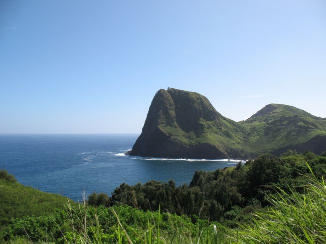 ハワイに夏に訪れる人はこれほどまでに山々が緑濃いものだとはとはおもわないだろう。冬季は実は雨期で山の緑が映えて見える季節なのだ。そして緑が段々と濃くなっていく山々と火山諸島特有の赤茶けた大地が夕日をあびるといっそう赤みがまし、そのコラボの美しさに旅人達は一段と魅入られるのである。<br /><br />緑濃い山々と真っ青な海とが交わる場所であり、道の山側は赤茶けた岩肌がむきだしになっている自然豊かな穴場である渓谷の島という名にふさわしいノースショアーに出かけてみよう。<br /><br />ホノルアベイからホノコハウを経てカハクロアの入口近くの車一台がやっと通行できる一本道で反対側は絶壁の崖の途中まで行って引き返したが、途中対向車とのすれ違いのときには肝を冷やした。<br />残念ながらその時は写真どころではなく恐怖心とたたかうのに精いっぱいだった。