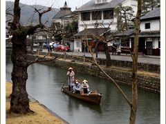 Solitary Journey ［1552］ 白壁と黒瓦の鮮やかなコントラストが目を引く倉敷川沿いを川舟流しが行き交う＜倉敷美観地区＞岡山県倉敷市