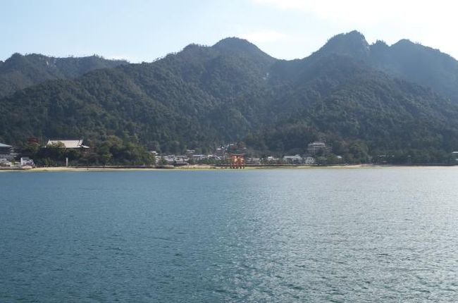 山陽3県のはしご旅　②広島編です。<br />広島では、世界遺産厳島神社を見物しました。<br /><br />前編の①岡山編からのつづきで、岡山駅から山陽新幹線に乗って広島まで。<br />使った切符はJR西日本の「おとなび会員」向けのスポット商品(周遊券)の「おとなびパス」。<br />JR西日本管内の在来線、新幹線の自由席なら三日間乗り放題。加えて指定席は、距離にかかわらず三日間で4回使える。<br />普通指定席が使える「おとなびパス」は16000円、グリーン車を使えるタイプは20000円。ここは奮発してグリーン用20000円なりを新大阪で購入して使いました。まずは、新大阪－岡山をグリーンで。そして、岡山－広島も続いてグリーンで。<br /><br />広島での宿は「安芸グランドホテル」。広島から在来線で25分位の「宮島口」駅近くのホテル。<br />ここは、厳島神社の海中にそびえる大鳥居を、夜ライトアップされた姿で見物できる「ナイトクルーズ」を催行しているところ。ナイトクルーズがホテル桟橋から出るのが良い。<br />ナイトクルーズの出発時間は21:00とHPに書いてあるが実際は違うらしい。日によって多少異なるので、予約した人は事前(当日午後)の確認が必要。<br />この日の午後に確認の電話を入れたら、保留のまま3分以上待たされて、さらに、代わった女性スタッフが要領を得ない対応で、結局、出航時間をききたかっただけなのに5分以上かかった。電話代こちら持ちで。<br />このホテル、後でちがうエピソードも出てくるが、スタッフの対応はまったくいまいちだ。<br /><br />岡山を出て広島についてヤボ用と食事を済ませて広島駅に着いたのが19:40頃。本日のナイトクルーズ出発が20:40で、20:30までには着てほしいとのこと。広島から宮島口駅まで25分、そこからタクシーで5分として計30分。何とか間に合いそう。<br />結果、20:20頃ホテルに着いてチェックイン。部屋に荷物を置いてすぐナイトクルーズ参加の集合場所へ。<br /><br />30～40人ほど集まっていた。<br />女性スタッフが来て小声でなにか言っている。たぶんナイトクルーズ参加者へのなにかしらの説明をしているのだろうと思えたが、声が小さくて近くにいても何を言っているのかまったく聞こえない。すぐそばにいた人たちだけ聞こえたようだ。<br />まあ、なんとも手際が悪いホテルだ。<br /><br />なんかわからんが見ていると、次々に書類をスタッフに手渡している。どうも、チェックイン時にナイトクルーズ参加者に配布された参加票(申込控え?)を受け取って参加者の確認をしているようだ。<br />私はというと、チェックイン時に「ナイトクルーズの際に必要なので持参するように」とは言われていなかったので、部屋においてきてしまった。何で言ってくれないの。客を事務的にテキトウ－にあしらうから言い忘れるんだよ。<br /><br />仕方ないから、「控えを持参しなかったんだけど」と点呼しているスタッフに言うと、「はい、大丈夫です」といってそのまま控えの回収を続けている。まあ、そのまま待っていればよいのだろうと思って待っていた。<br />回収を終えたスタッフが、控えと一覧表を照合してチェックしている。どうも合わない(足りない?)のだろうか、電話して確認したり付近を歩き回って探しているようだ。探しあぐねて、「××さんいらっしゃいませんか」と探し回るので、手を上げて「ここだよ」というと寄ってきた。「さっき、控え持ってこなかったんだけどって言ったじゃない」というと「あー、そうでした。忘れてました」とのたまう。やれやれ。<br />まあ、最初の電話確認時の対応から、チェックイン時の説明忘れから、点呼時の対応から、このホテルはかなり手際が悪い。<br /><br />やっと乗船が始まる。見ていると20代とおぼしき女性がほとんど。なんで?。<br />4～5人の若い女性グループや女性の二人連れや、わかーいカップルなど。なんで?<br />思うに、3月という季節がら学生の卒業旅行なんだろうか。<br /><br />船に乗ると、1階にいす席があってみなそれに座る。おにーさんが説明を始める。やがて出航。おにーさんが観光案内めいた説明を始めるが、なんかなれなれしいしゃべりかたで失礼に感じる。ま、若い人たちにはこれでよいのかもしれないが、「ホテル」による催事としてはかなりいい加減。<br />このホテル、もう少しプロとしてのおもてなしはできないのかね。<br /><br />この日は幸いにも満潮時刻と重なってかなり近くままで寄り、大鳥居の下をくぐれるらしい。<br />見物は1階の展望スペースと2回の展望スペース。ここで失敗だったのは2階の展望スペースを選択したこと。<br />船の2階展望スペースの前に大きな船飾りが鎮座していて、見物にはとんでもなく邪魔。せっかく船が大鳥居に正面から近づいても、飾りが邪魔でほとんど隠れてしまう。大急ぎで1階に移動したがすでに満杯で、見えるのは人の頭ばかり。<br />仕方ないので、船の正面からの景色はあきらめて横からの景色を展望し、写真をばしばし。<br />ゆっくり堪能して岐帰路に。出航から30分でホテルに帰着。<br /><br />このホテル、「温泉」ということで期待して大浴場にいってみた。広くてゆったりしているがなんとも塩素くさい。<br />たぶん温泉をトラックで運んできて、循環式で殺菌しているタイプの温泉なんだろう。くさいのはその殺菌用の塩素。<br />プールのようなにおいが強い温泉で興ざめでした。<br /><br />翌日は朝のんびりしてから宮島観光に行く予定で、8時頃起きてもう一度温泉に入って9時頃朝食へ。<br />和食・洋食のバイキングスタイル。品数がやや少ないが、足りないというほどではない。味もまあまあ。<br /><br />食事を済ませて、チェックアウトして、ホテルの送迎バスで宮島口駅へ。<br />下車するともう向こうに厳島行きフェリーの乗り場が見える。歩いて3分くらい?<br /><br />冒頭の「おとなびパス」はJR西日本宮島フェリーも乗れるので切符を買わずにそのまま乗船。<br />このフェリーは途中で大鳥居に近づいてくれるとの情報だったが、たまたま満潮ではなかったらしく近寄ってくれませんでした。<br />10分ほどで宮島側の桟橋に到着。下船するとみんな右のほうへ歩いてゆく。ついて行くと厳島の入り口に到着。<br />入場券を買って入場。<br />水に浸かった神社をいたるところから見物、写真撮影しまくり。3月の平日ということもあって人はそんなに多くなく、人がいないところを見計らって写真を撮ることもできました。<br />厳島神社を跡にしてロープウェーへ。<br />もみじ谷なるところを抜けてひたすら上り坂を20分ほど歩いてロープウェーの駅に到着。ふもとからの送迎バスもあったようだけど、見かけなかったのでそのまま歩いてきたが、ちょっと遠かった。<br />乗車券を買って中へ。途中で乗換えがあるとのこと。最初の乗り物(箱)は8人乗りだが、空いていたので1人で乗車。<br />乗り換えたときはもっと大きな箱だったので集団で乗車。頂上駅について展望台で景色を眺めで写真を撮る。<br />やや霞がちだが天気が良くてよかった。<br />広島湾を見渡す景色が見られます。<br /><br />ロープウェーを降りてから昼食を。<br />名物のアナゴ飯をやっている店に入ってみると1800円以上する。<br />高いけど宮島名物ということで頼みました。うまかった。<br /><br />昼飯の後は五重塔を見物。<br />その後、海沿いを見ると、干潮になってみんな大鳥居の下で見物している。私も水が引いた砂浜を歩いて大鳥居の下まで。<br />振り向くと、最初は水に浸かっていた厳島神社の床下の水か引いている。<br />砂浜を歩いて神社に近寄って写真をばしばし。<br />そのまま、今度は入り口の反対(出口)方面から神社を回る。<br />神社の出口側には入場券のチェックがないので誰でも入れてしまうが、入り口側から出ようとする場合は入場券の提示を求められる。券を見せて入り口からてそのまま桟橋へ向かう。<br />厳島に来たのが10:30頃。桟橋に戻ったのが14:30頃。計4時間で厳島、ロープウェー、アナゴ飯、干潮の大鳥居、五重塔なんかを見物してお土産のもみじ饅頭を買って4時間でした。<br /><br />再びフェリーに乗って、宮島口駅から在来線で広島駅へ。「おとなびパス」でまたまたグリーン車指定券を手に入れて、すぐ近くだが新山口に向かう。<br /><br />続きは、山陽3県の旅　③山口編につづく。<br /><br />以下、宮島の写真をたっぷりどうぞ。<br /><br /><br /><br />