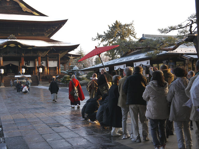 西国三十三所巡拝の旅も無事に結願・満願して、北向観音（上田市別所温泉）と善光寺（長野市）へお礼と報告のお参りに行ってきました。(往復フエリーの旅です）<br />北向観音とはお堂が北向きに建つことに由来し、南を向く善光寺と向かい合うように立てられています。<br />善光寺が来世の利益、北向観音が現世の利益ということで善光寺のみの参拝では「方参り」になって、願い事がかなわないと言われているそうです。<br />宿坊に泊まって精進料理をいただき、善光寺の早朝からの行事「お朝事（おあさじ）」と「お数珠頂戴」の儀式にも参加することができました。<br />写真は善光寺の「お数珠頂戴」<br />