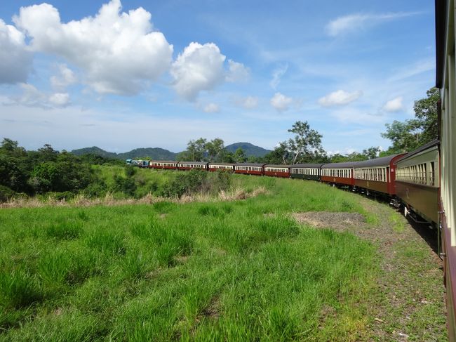 「キュランダ高原列車」は「バロン渓谷国立公園内」を通過する「ケアンズ駅〜キュランダ駅」間の「３３ｋｍ」を結ぶ「観光列車」です。<br /><br />所要時間「約１時間４５分」の列車観光では「バロン滝」を「停車」して見ることができます。